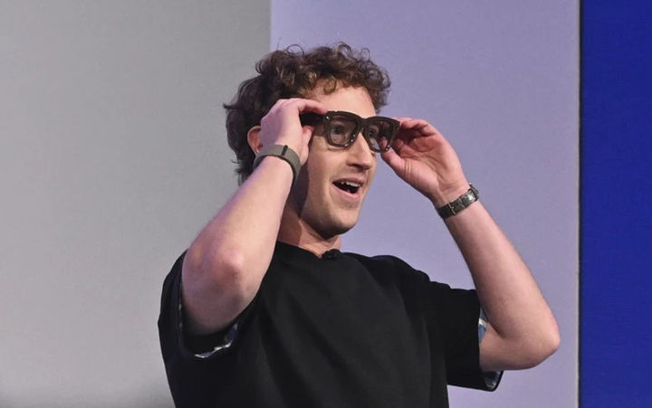 [서울=뉴시스] 마크 저커버그 메타 최고경영자(CEO)가 AI 안경을 착용하고 있다.(사진출처: AP)