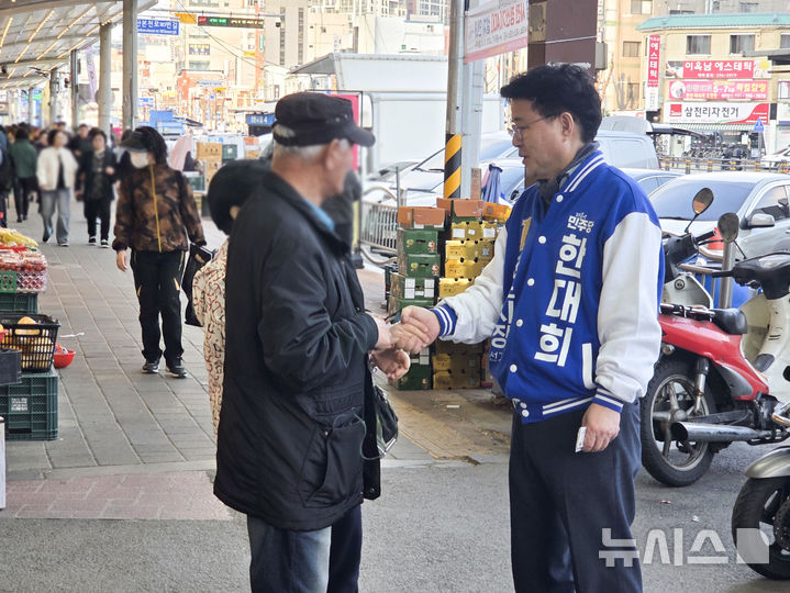 [군포=뉴시스] 한대희 예비후보가 소상공인을 만나 악수하면 의견을 청취하고 있다. (사진=선거 사무소 제공). 2026.04.16. photo@newsis.com