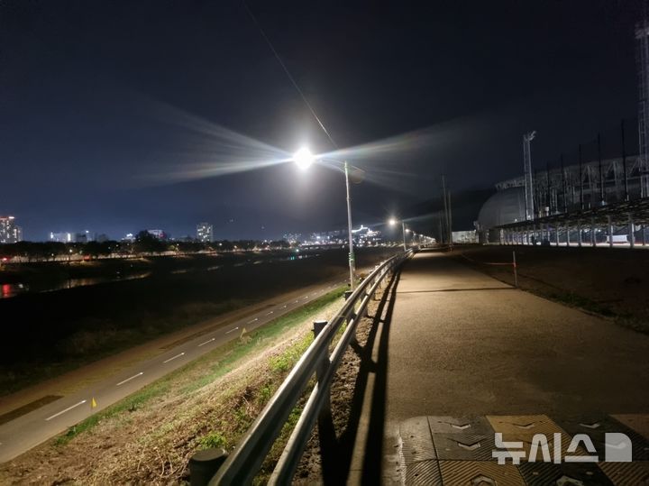 [경기광주=뉴시스] 광주시가 경안천 산책로에 조명을 개선해 야간 보행 안전을 강화했다 (사진=광주시 제공) 2026.04.16.photo@newsis.com