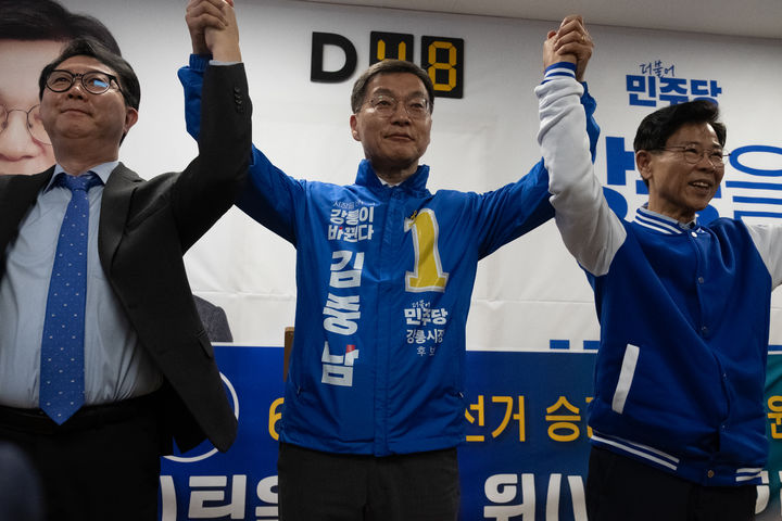 [강릉=뉴시스] 16일 민주당 강릉시장 선거 김중남 예비후보와 김한근, 김현수 전 후보가 강릉의 변화를 위한 원팀 출범식을 갖고 손을 맞잡고 강릉시장 선거 승리를 다짐하고 있다.(사진=김중남 선거사무소 제공)photo@newsis.com *재판매 및 DB 금지