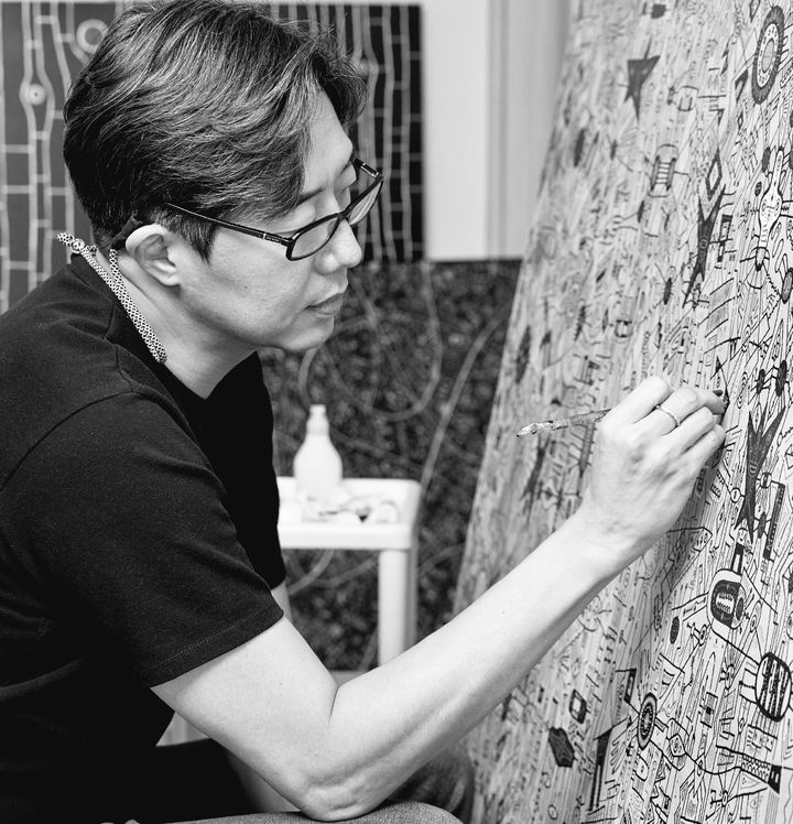 최비오 작가.전자통신공학을 전공한 그는 뉴욕 스쿨 오브 비주얼아트에서 멀티미디어 아트를 공부한 뒤 미국에서 아트디렉터로 활동했다. 이후 스코프 마이애미, 컨텍스트 아트 마이애미, 독일 아트 카를스루에 등 국제 아트페어를 통해 작업을 확장해왔다. *재판매 및 DB 금지