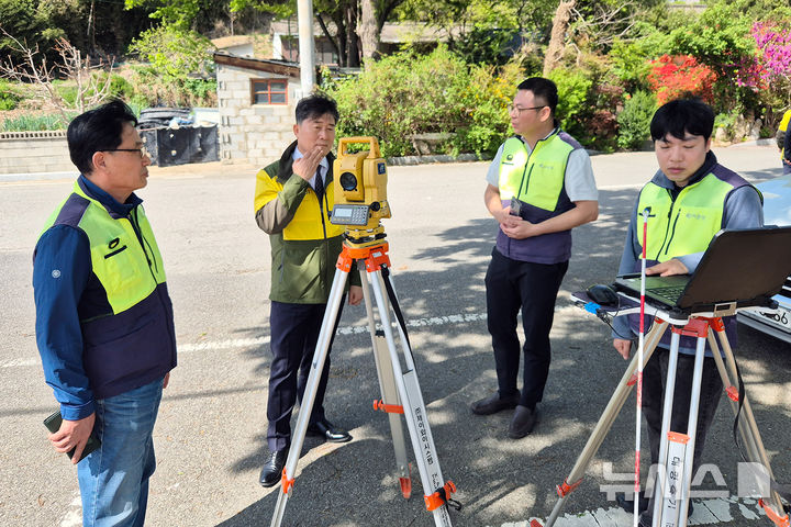 [서울=뉴시스] 이주화(왼쪽 두 번째) 한국국토정보공사 부사장이 16일 경북 칠곡군 지적재조사 사업지구 중 민간대행자와 공동 수행하는 달오지구를 방문했다. (사진= LX 제공) photo@newsis.com 