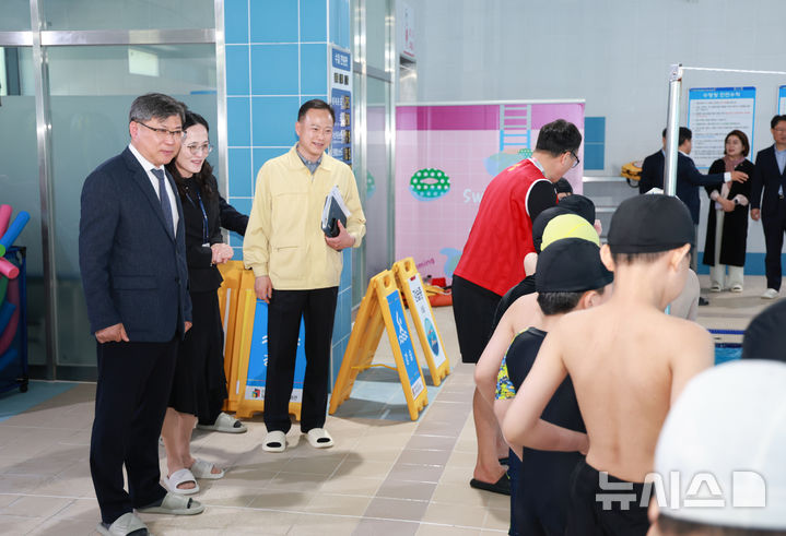 [전주=뉴시스]윤난슬 기자 = 유정기 전북특별자치도교육감 권한대행은 안전주간을 맞아 16일 남원학생교육문화관을 방문해 초등학생 대상 생존수영 교육 현장을 찾아 운영 실태를 점검했다. (사진=전북교육청 제공) 2026.04.16. photo@newsis.com 