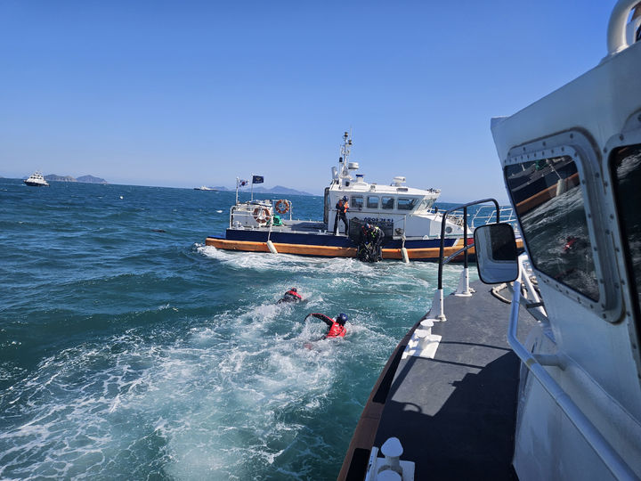 [통영=뉴시스] 신정철 기자= 16일 오후 1시 2분께 경남 통영시 한산면 비진도 인근 해상에서 수중레저활동 중 실종된 다이버 2명이 통영해양경찰서에 구조됐다. 사진은 통영해경 구조대가 수중 수색을 하고 있는 모습.(사진=통영해경 제공).2026.04.16. photo@newsis.com *재판매 및 DB 금지