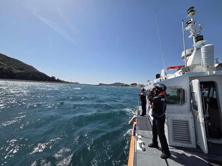 [통영=뉴시스] 신정철 기자= 16일 오후 1시 2분께 경남 통영시 한산면 비진도 인근 해상에서 수중레저활동 중 실종된 다이버 2명이 통영해양경찰서에 구조됐다. 사진은 통영해경이 항공기 1대, 경비함정 5척, 해경구조대 및 해양재난구조대 1척, 유관기관 3척 등을 동원해 사고 지점 주변 해상을 집중적으로 수색하고 있는 모습.(사진=통영해경 제공).2026.04.16. photo@newsis.com *재판매 및 DB 금지