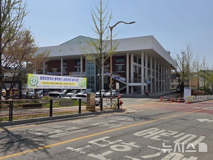 [증평=뉴시스] 충북 증평초등학교 통학버스 승하차장 설치 현장 (사진= 증평군 제공) 2026.04.16. photo@newsis.com *재판매 및 DB 금지