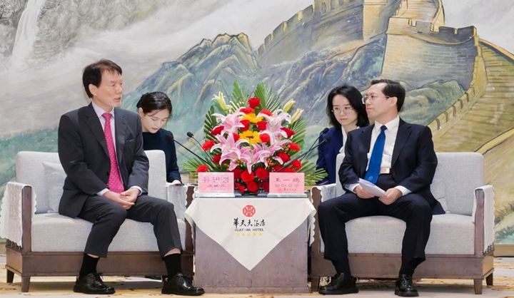 [서울=뉴시스]유민봉 대한민국시도지사협의회 사무총장과 왕이오우 후난성 인민정부 부성장 간 환담. 사진 대한민국시도지사협의회 *재판매 및 DB 금지