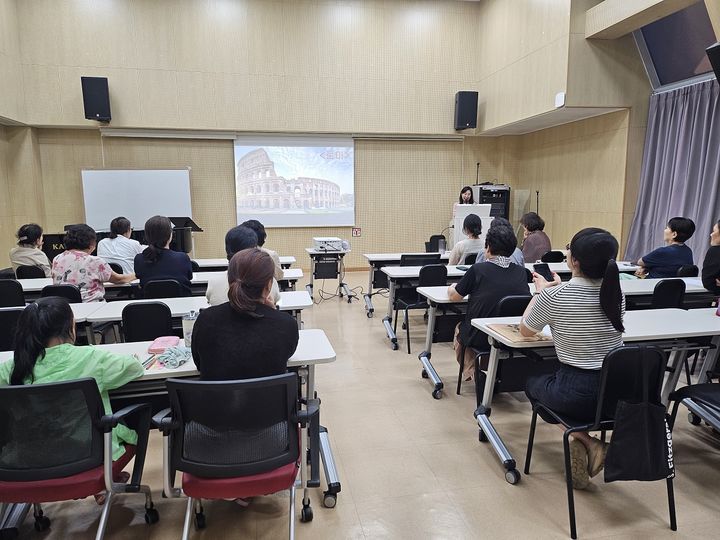 [통영=뉴시스] 신정철 기자= 통영국제음악재단은 만 20세 이상 통영 시민을 대상으로 하는 예술인문학 프로그램 'TIMF 행복학교' 운영을 오는 29일부터 시작한다고 16일 밝혔다.사진은 지난해 'TIMF 행복학교' 강의 모습.(사진=통영시 제공).2026.04.16. photo@newsis.com *재판매 및 DB 금지