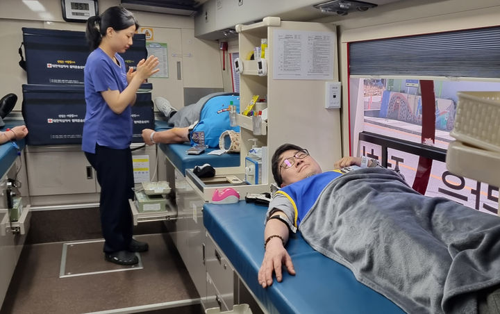 국제로타리3730지구 사북로타리클럽은 16일 사북청소년장학센터에서 헌혈 행사를 진행하고 있다.(사진=정선군 제공) *재판매 및 DB 금지