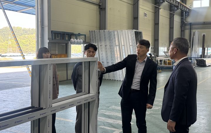 [창원=뉴시스]경남조달청, 품질보증조달물품 지정 업체 진우이엔씨 방문. (사진=경남조달청 제공) 2026.04.16.photo@newsis.com *재판매 및 DB 금지