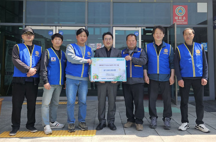 국제로타리 3730지구 고한로타리클럽은 지난 15일 고한읍행정복지센터를 방문해 지역 내 저소득 가정 청소년들에게 1인당 10만원 상당의 기프트카드를 전달하고 있다.(사진=정선군 제공) *재판매 및 DB 금지