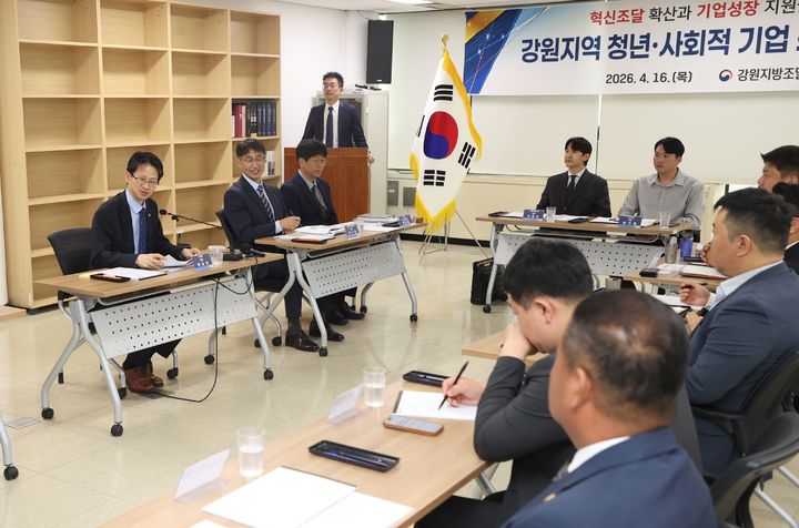 [대전=뉴시스] 백승보 조달청장(왼쪽 첫번째)이 16일 강원지역 청년·사회적기업 간담회에서 기업현장의 목소리를 청취하고 있다.(사진=조달청 제공) *재판매 및 DB 금지