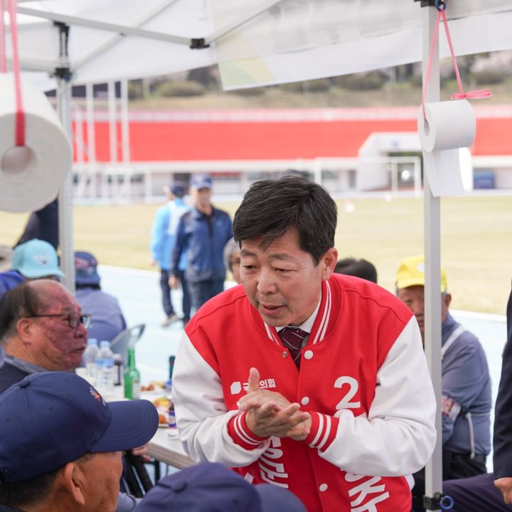 [홍성=뉴시스] 국민의힘 박정주 충남 홍성군수 예비후보가 지역주민들에게 인사를 다니고 있다. (사진=박정주 예비후보 측 제공) 2026.04.16. photo@newsis.com&nbsp; *재판매 및 DB 금지