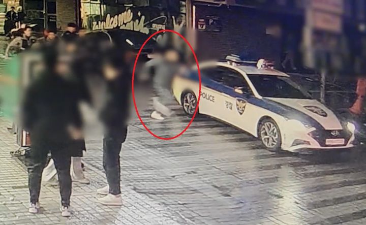 음주운전 의심 신고를 받고 출동한 경찰이 신원 확인을 요구하자 도주하는 지명수배자 모습. (사진=경기남부경찰청 제공) *재판매 및 DB 금지