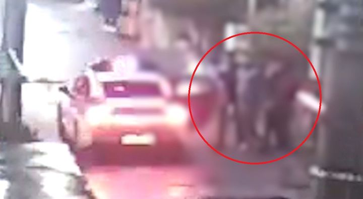 경찰의 신원 확인 요구에 도주했던 지명수배자가 검거된 모습. (사진=경기남부경찰청 제공) *재판매 및 DB 금지