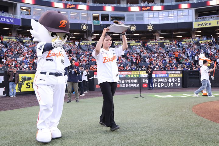 [홍성=뉴시스] 태안국제원예치유박람회 홍보대사인 정지선 셰프가 한화홈구장에서 시구를 하기 위해 마운드에 들어서고 있다. (사진=충남도 제공) *재판매 및 DB 금지