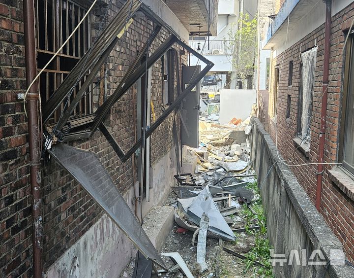 [청주=뉴시스] 서주영 기자 = 16일 충북 청주시 흥덕구 봉명동의 A씨 자택이 폭발 충격으로 파손돼 있다. 2026.04.16. juyeong@newsis.com *재판매 및 DB 금지