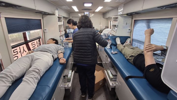 [세종=뉴시스] 한국농업기술진흥원은 지난 15일 전북 익산 본원에서 임직원이 참여하는 헌혈 행사를 진행했다고 16일 밝혔다. 사진은 농진원 헌혈버스. (사진=농진원 제공) 2026.04.16. photo@newsis.com *재판매 및 DB 금지