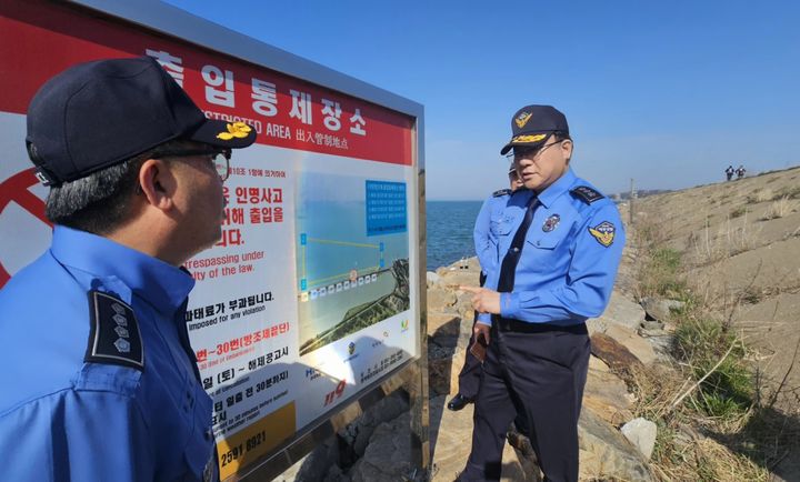 [당진=뉴시스] 장인식 해양경찰청장 직무대행(차장)이 16일 평택해양경찰서 당진파출소 관할지역인 석문방조제를 찾아 출입통제구역 지정 상황에 대한 설명을 들은 뒤 평택해양경찰서장에게 질문을 던지고 있다. (사진=평택해양경찰청 제공) 2026.04.16. photo@newsis.com *재판매 및 DB 금지