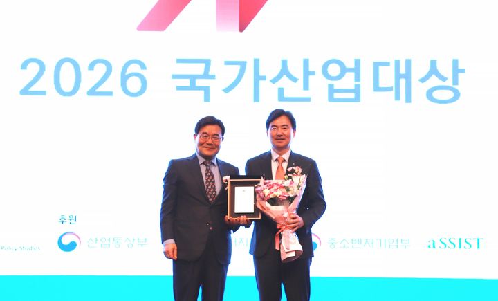 [서울=뉴시스] 16일 서울 서초구 엘타워에서 열린 '2026 국가산업대상 시상식'에서 민재홍(오른쪽) 덕성여대 총장이 인재육성부문 대상을 수상해 기념 사진을 촬영하고 있다. (사진=덕성여대 제공) 2026.04.16. photo@newsis.com *재판매 및 DB 금지