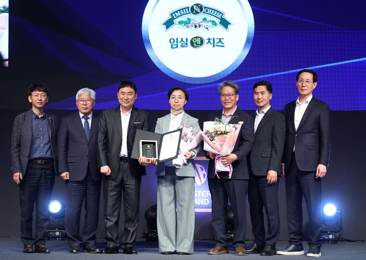 [임실=뉴시스] 지난 14일 열린 '대한민국 대표브랜드 대상 시상식'에서 가공식품 부문 13년 연속 대상을 받은 임실N치즈 관계자들이 기념사진을 찍고 있다. (사진=임실군 제공) 2026.04.16. photo@newsis.com&nbsp; *재판매 및 DB 금지
