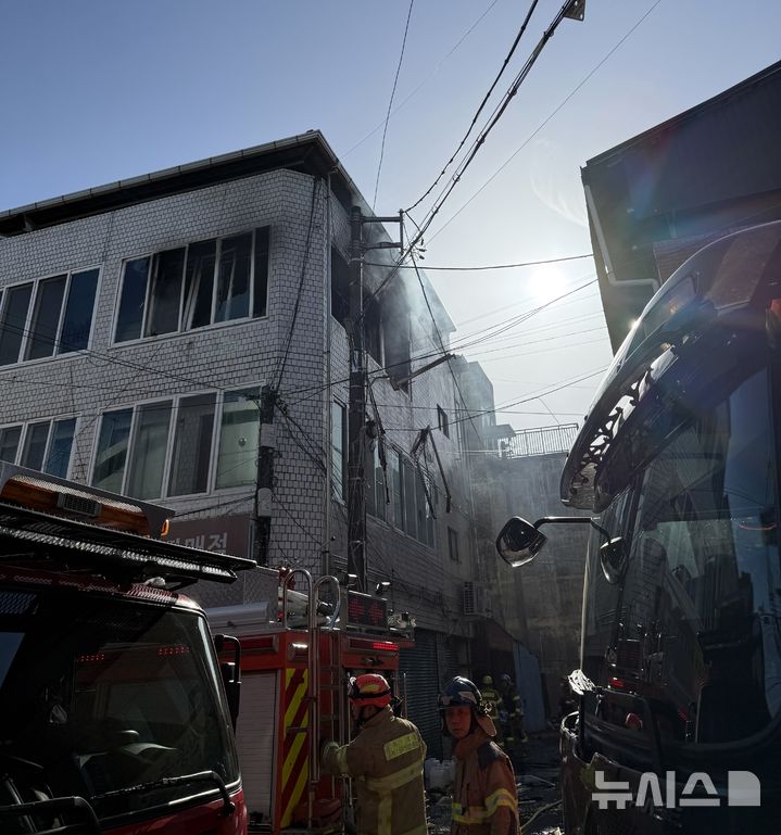 [영천=뉴시스] 영천시 완산동 상가 화재 현장 (사진=경북소방본부 제공) 2026.4.16. photo@newsis.com
