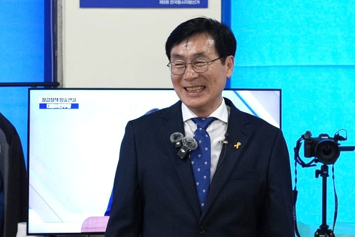 [청주=뉴시스] 16일 더불어민주당 이장섭 청주시장 예비후보가 경선에서 승리하자 활짝 웃고 있다. (사진=이장섭 선거사무소 제공) photo@newsis.com *재판매 및 DB 금지