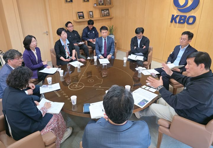 [청주=뉴시스] 김종기 충북도 문화체육관광국장과 정상미 청주시 문화체육국장 등 양 지자체 관계자가 16일 서울시 강남구 한국야구위원회(KBO)를 방문해 허구연(오른쪽) 총재와 면담하고 있다. (사진=충북도 제공) 2026.04.16. photo@newsis.com *재판매 및 DB 금지