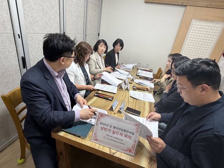 인구보건복지협회 대구경북지회 김은숙 본부장과 실무진, 성·피임교육 활동 강사들이 2026년 성·생식건강증진사업 추진을 위한 실무자 회의를 진행하고 있다. *재판매 및 DB 금지