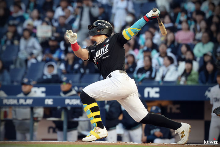 [서울=뉴시스] 프로야구 KT 위즈 안현민이 15일 창원NC파크에서 열린 2026 신한 쏠 KBO리그 NC 다이노스와의 경기에서 안타를 치고 있다. (사진=KT 위즈 제공) 2026.04.15. *재판매 및 DB 금지