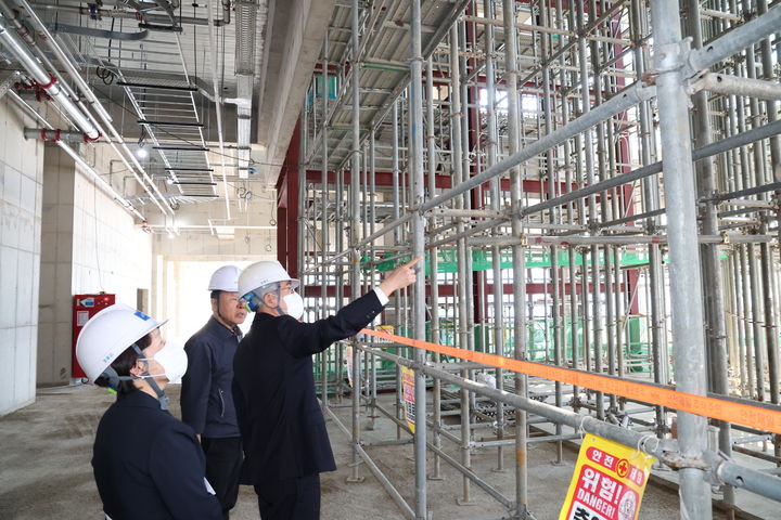 [창원=뉴시스]박종훈 경남교육감, 동부학생안전체험원 건립 현장 점검.(사진=경남교육청 제공) 2026.04.16.photo@newsis.com *재판매 및 DB 금지