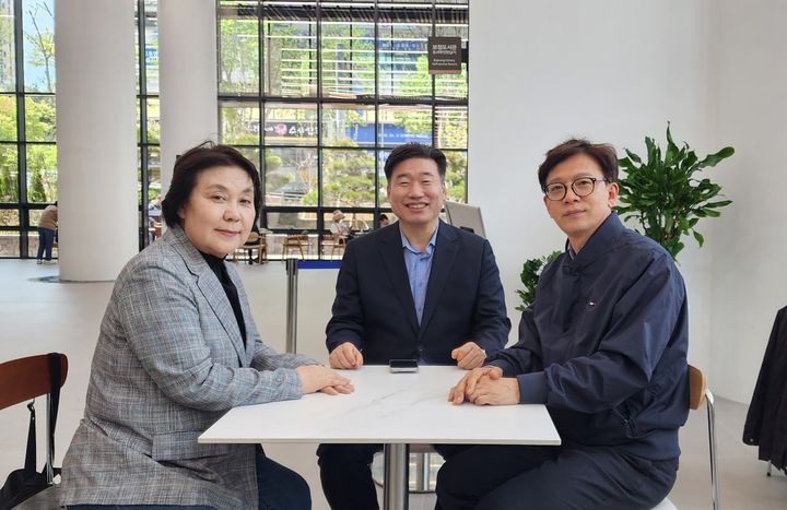 [용인=뉴시스] 더불어민주당 현근택 경기 용인시장 예비후보가 경선에 참여했던 정춘숙·정원영 후보와 16일 만나 본선 승리를 위해 원팀을 결의하고 있다.(사진=현근택 후보 공보팀 제공) 2026.04.16. photo@newsis.com *재판매 및 DB 금지