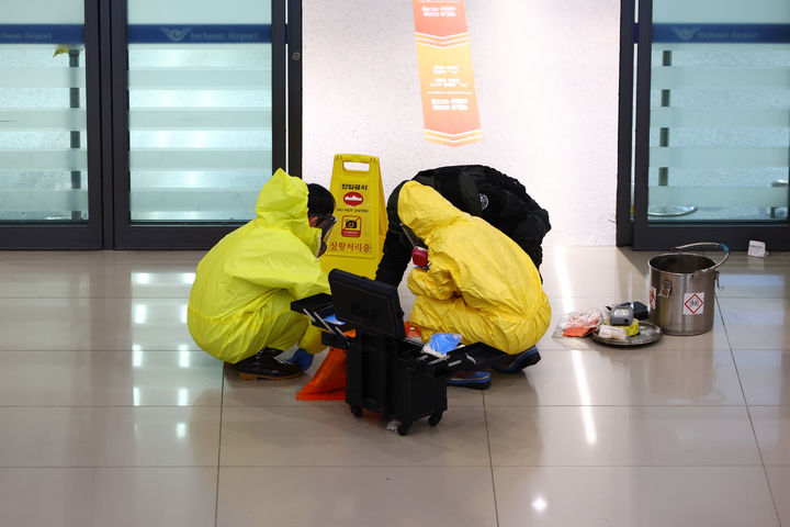 [인천공항=뉴시스] 황준선 기자 = 16일 오후 5시께 인천국제공항 제1여객터미널 E입국장에서 코카인으로 확인된 마약이 발견 됐다. 이날 출동한 인천공항검역소와 폭발물처리반 관계자들이 마약을 수거하고 있다. 2026.04.16. hwang@newsis.com *재판매 및 DB 금지