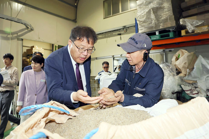[창원=뉴시스] 강경국 기자 = 장금용 경남 창원시장 권한대행이 16일 재생원료를 활용해 종량제봉투를 생산하는 기업을 방문해 원료 수급 현황을 파악하고 있다. (사진=창원시청 제공). 2026.04.16. photo@newsis.com *재판매 및 DB 금지
