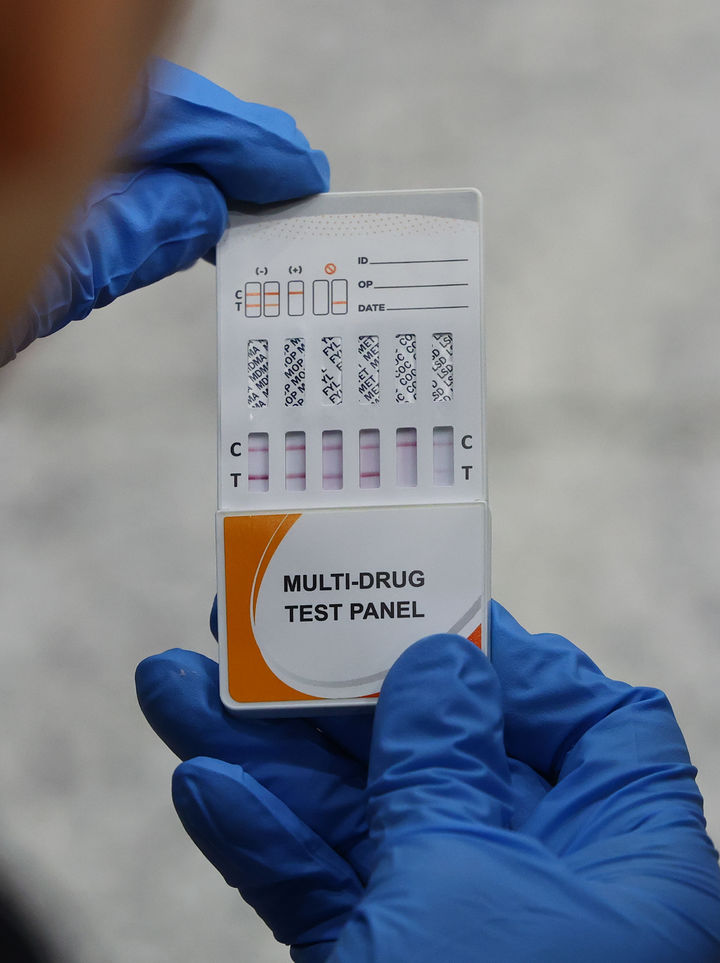 [인천공항=뉴시스] 황준선 기자 = 16일 오후 5시께 인천국제공항 제1여객터미널 E입국장에서 코카인으로 확인된 마약이 발견 됐다. 이날 현장에 출동한 인천공항검역소와 폭발물처리반(EOD) 관계자들이 마약 간이 검사를 실시하고 있다. 2026.04.16. hwang@newsis.com *재판매 및 DB 금지