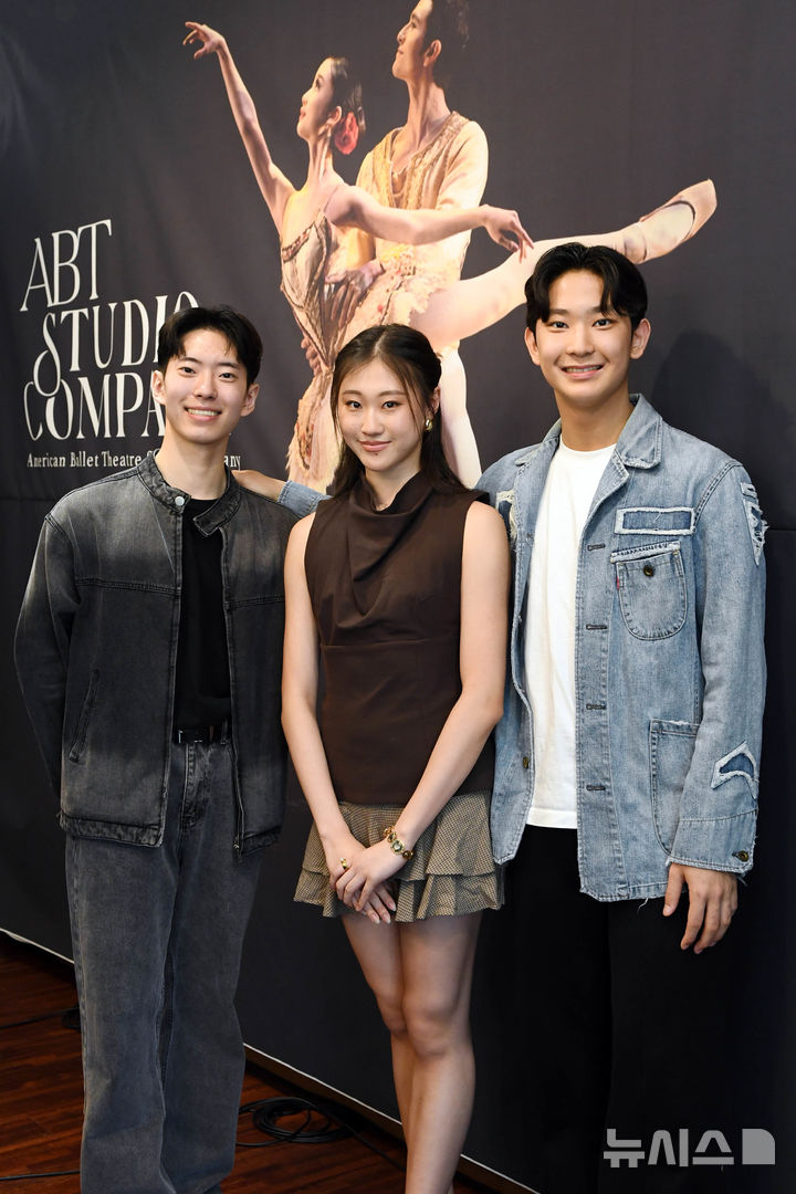  [서울=뉴시스]16일 서울 마포아트센터에서 'ABT 스튜디오 컴퍼니 ' 기자간담회가 끝난 뒤 참석자들이 기념 촬영을 하고 있다. (왼쪽부터) 박건희, 박수하, 박윤재. (사진=마포문화재단, 아트앤아티스트 제공)