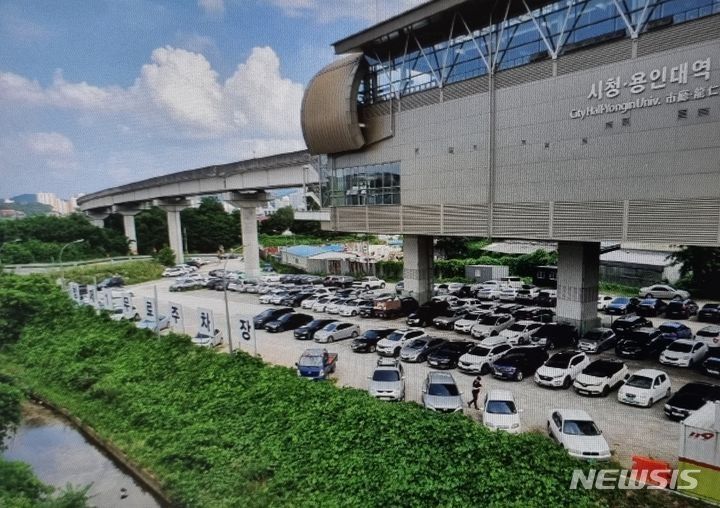 [용인=뉴시스] 그나마 빈 자리가 더러 보이는 용인시청역 하부 주차장(사진=뉴시스 DB) photo@newsis.com *재판매 및 DB 금지