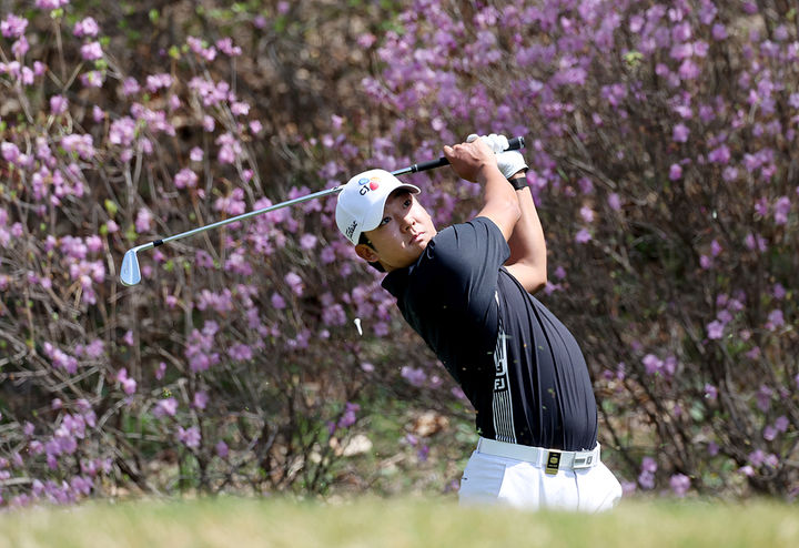 [서울=뉴시스] 최승빈이 16일 강원도 춘천의 라비에벨 골프앤리조트 올드코스(파72)에서 열린 제21회 DB손해보험 프로미오픈(총상금 10억원) 1라운드에서 티샷을 하고 있다. (사진=KPGA 제공) 2026.04.16. *재판매 및 DB 금지