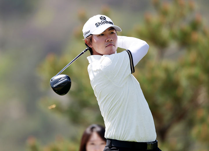 [서울=뉴시스] 김성현이 16일 강원도 춘천의 라비에벨 골프앤리조트 올드코스(파72)에서 열린 제21회 DB손해보험 프로미오픈(총상금 10억원) 1라운드에서 티샷을 하고 있다. (사진=KPGA 제공) 2026.04.16. *재판매 및 DB 금지