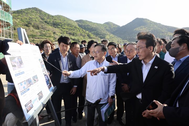 [여수=뉴시스]김민석 국무총리가 16일 여수를 찾아 2026여수세계섬박람회 준비 상황을 점검했다. (사진=총리실 제공) photo@newsis.com *재판매 및 DB 금지