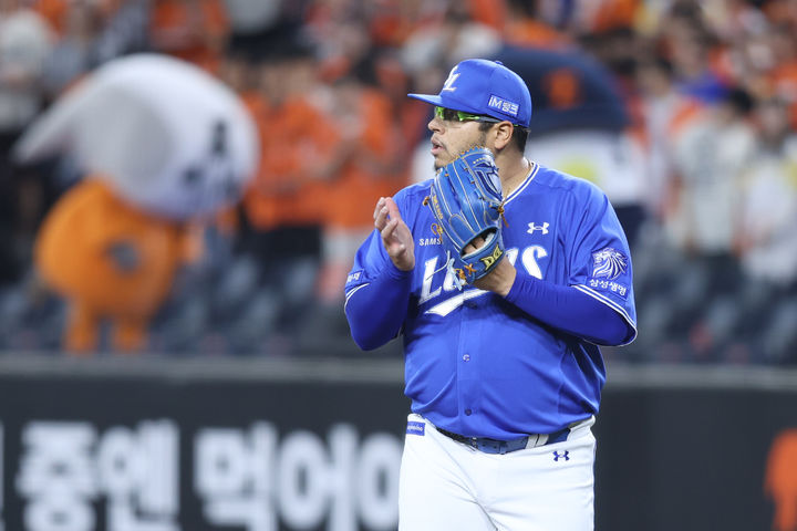 [서울=뉴시스] 프로야구 삼성 라이온즈의 아리엘 후라도가 16일 대전 한화생명볼파크에서 열린 2026 신한 쏠 KBO리그 한화 이글스와의 경기에 선발 등판해 아웃카운트를 잡고 기뻐하고 있다. (사진=삼성 라이온즈 제공) 2026.04.16.