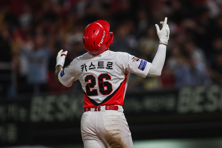 [서울=뉴시스] 프로야구 KIA 타이거즈 해럴드 카스트로가 16일 광주-기아챔피언스필드에서 열린 2026 신한 쏠 KBO리그 키움 히어로즈와의 경기에서 홈런을 친 뒤 기뻐하고 있다. (사진=KIA 타이거즈 제공) 2026.04.16.