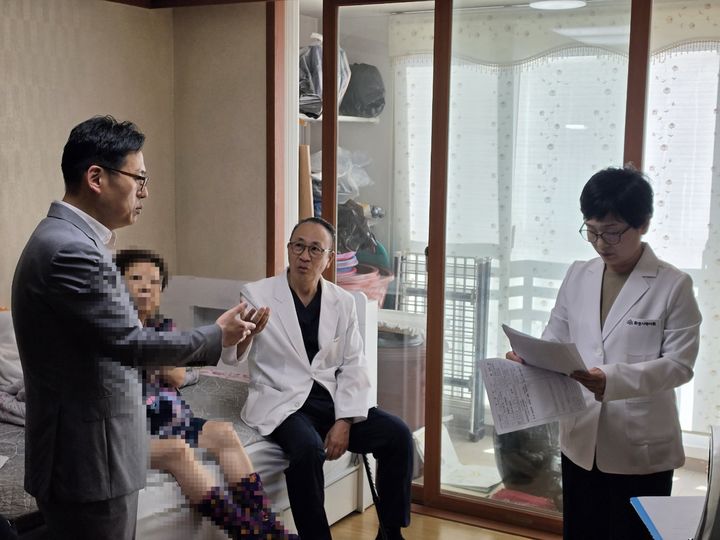 [화성=뉴시스] 화성시 다학제 팀이 4월 16일 어르신 가정을 방문해 어르신에게 통합 돌봄 서비스를 제공하며 건강 상태를 점검하고 있는 모습. (사진=화성시 제공) 2026.04.16. photo@newsis.com *재판매 및 DB 금지