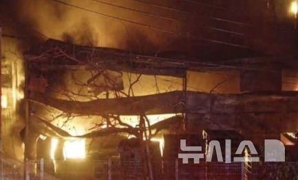 [고양=뉴시스]경기 고양시 덕양구 관산동 공장 화재 현장.(사진=경기북부소방재난본부 제공)photo@newsis.com