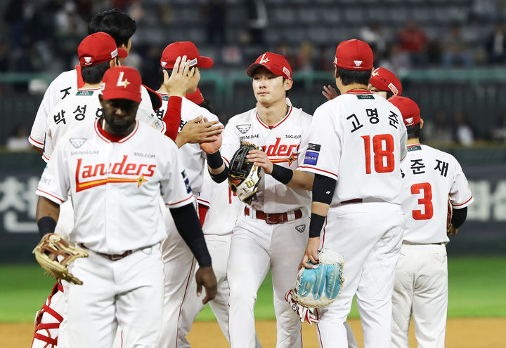 [서울=뉴시스] 프로야구 SSG 랜더스 선수단이 16일 인천 SSG랜더스필드에서 열린 2026 신한 쏠 KBO리그 두산 베어스전에서 승리한 뒤 기뻐하고 있다. (사진=SSG 랜더스 제공) 2026.04.16.
