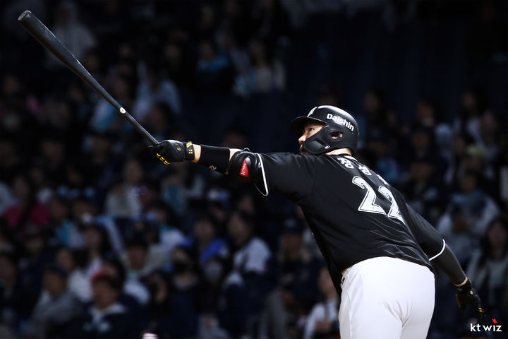 [서울=뉴시스] 프로야구 KT 위즈 장성우가 15일 창원NC파크에서 열린 2026 신한 쏠 KBO리그 NC 다이노스와의 경기에서 안타를 치고 있다. (사진=KT 위즈 제공) 2026.04.15. *재판매 및 DB 금지