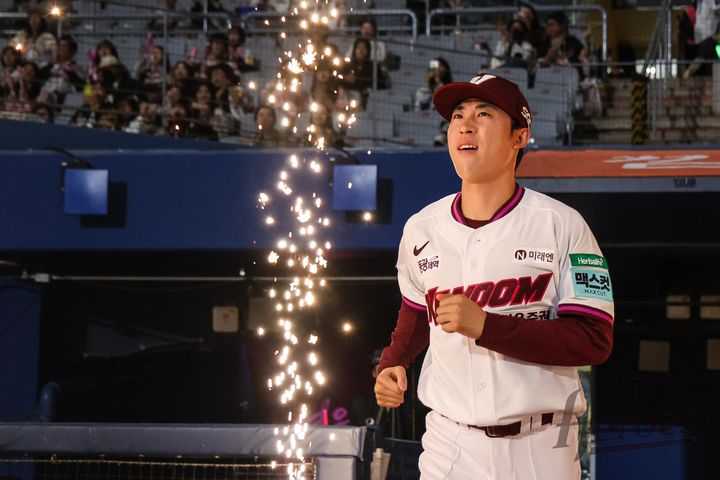 [서울=뉴시스] 프로야구 키움 히어로즈의 배동현이 3일 고척스카이돔에서 열린 2026 신한 쏠 KBO리그 LG 트윈스전 경기장에 입장하고 있다. (사진=키움 히어로즈 제공) 2026.04.03. *재판매 및 DB 금지