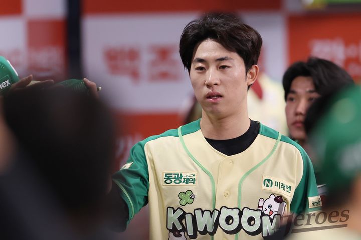 [서울=뉴시스] 프로야구 키움 히어로즈의 배동현이 12일 고척스카이돔에서 열린 2026 신한 쏠 KBO리그 롯데 자이언츠전 등판 후 더그아웃에서 동료들의 격려를 받고 있다. (사진=키움 히어로즈 제공) 2026.04.12. *재판매 및 DB 금지