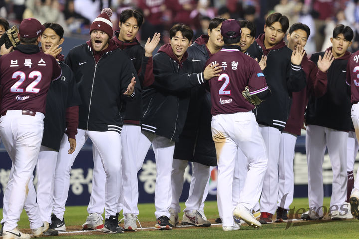 [서울=뉴시스] 프로야구 키움 히어로즈의 배동현이 7일 서울 잠실구장에서 열린 2026 신한 쏠 KBO리그 두산 베어스전 승리 후 동료들과 하이파이브를 하고 있다. (사진=키움 히어로즈 제공) 2026.04.07. *재판매 및 DB 금지