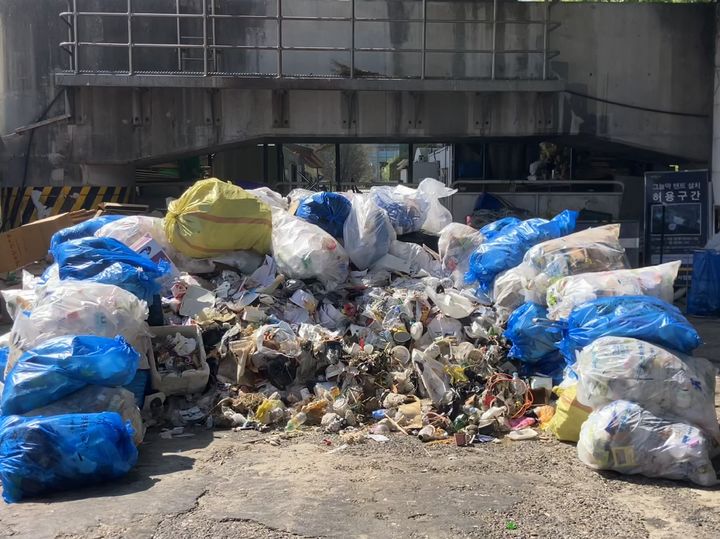 [서울=뉴시스] 김수빈 인턴기자=16일 오후 3시께 서울 광진구 뚝섬한강공원 내 쓰레기 집하장의 모습. 2026.04.16. *재판매 및 DB 금지